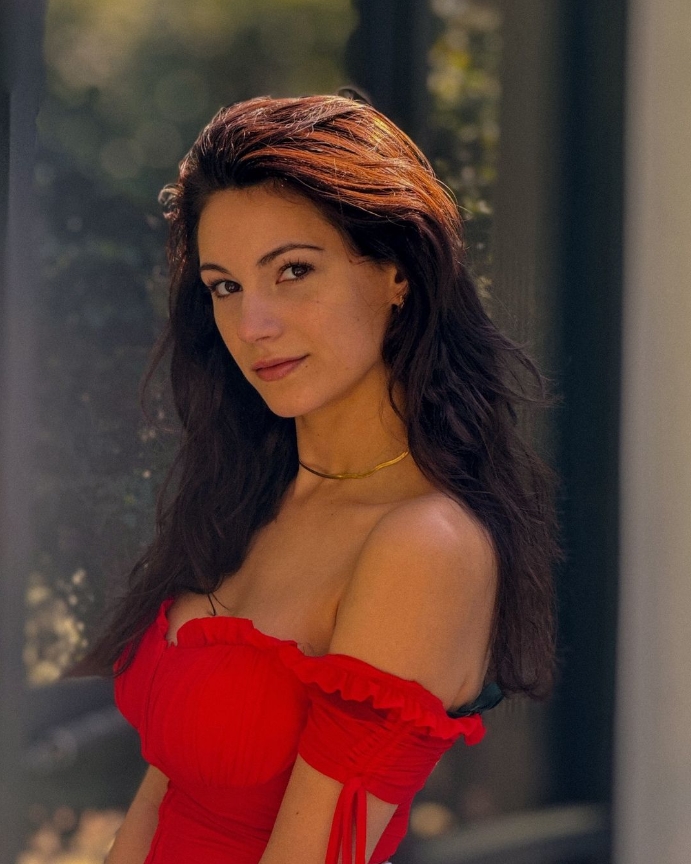 Alexia-Raye-in-a-red-dress