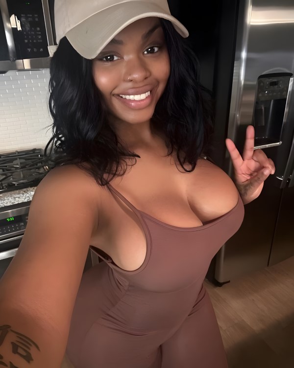 Alexis-Brown-itssojuiccy-vipjuiccy-showing-off-her-cleavage