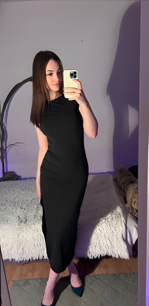 Alice-Caprice-in-a-tight-black-dress