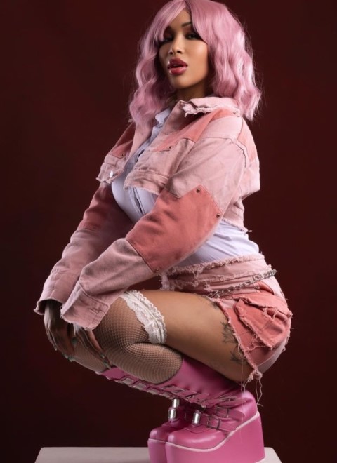 Kymberli-Montana-posing-in-a-pink-outfit