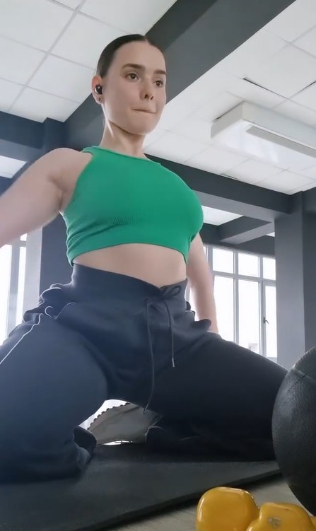 Sophie-Charm-exercising-at-the-gym