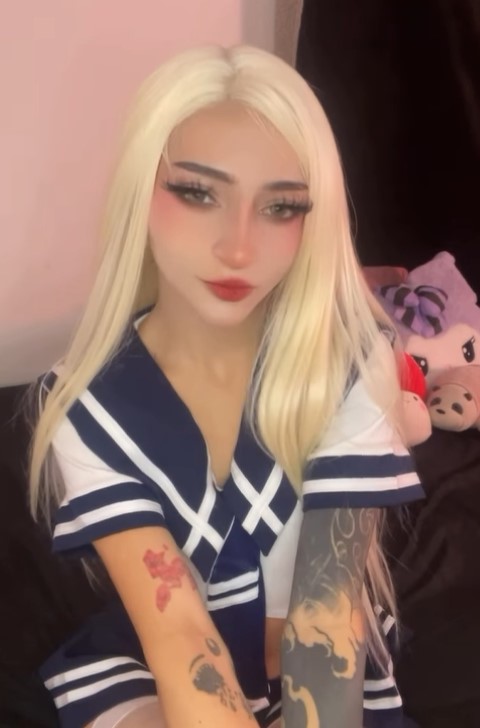 lil.kitty_.zoey-cyberkittyy-wearing-makeup